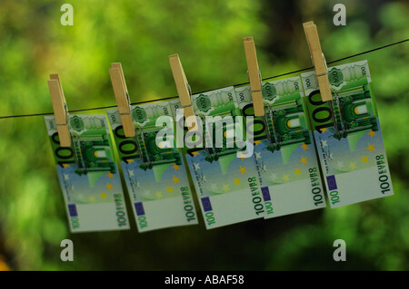 Geld auf Wäscheleine Stockfoto