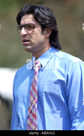 SAMSUNG SUPER-FÄHIGKEITEN CRICKET IN SHENLEY CRICKET ZENTRUM 210505 WASIM AKRAM ZUSCHAUEN BEI SHENLEY Stockfoto