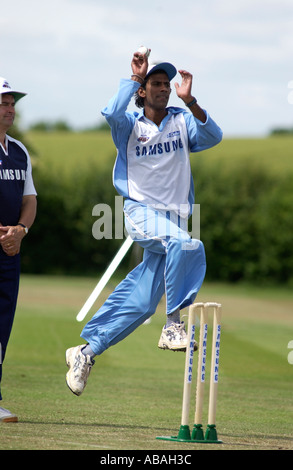 SAMSUNG SUPER-FÄHIGKEITEN CRICKET AUF SHENLEY CRICKET ZENTRUM 210505 LAXMI BALIJI SPIELEN FÜR INDIEN Stockfoto