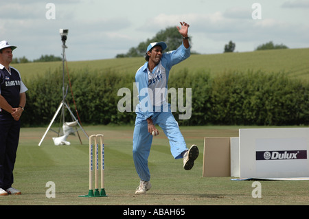 SAMSUNG SUPER-FÄHIGKEITEN CRICKET AUF SHENLEY CRICKET ZENTRUM 210505 LAXMI BALIJI SPIELEN FÜR INDIEN Stockfoto