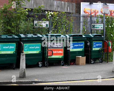 Recycling-Papier-Glas-Essen und trinken Behälter Dosen Kunststoff Flaschen, Papier und Karton Merton London England Stockfoto