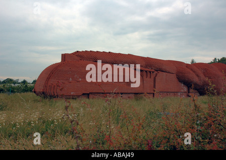 "Zug", eine Skulptur aus Ziegeln von David Mach, feiert die enge Verbindung zwischen Darlington und Eisenbahnen Stockfoto