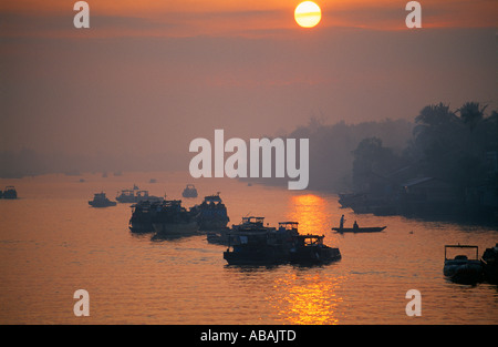 Boote auf dem Fluss in der Morgendämmerung im Mekong-Delta Ben Tre Provinz Vietnam Stockfoto