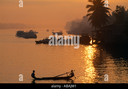 Boote auf dem Fluss in der Morgendämmerung im Mekong-Delta Ben Tre Provinz Vietnam Stockfoto