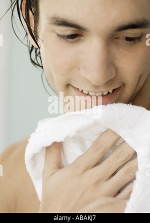 Mann lächelnd und mit Handtuch abtrocknen Nahaufnahme Stockfoto