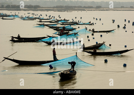 Angelboote/Fischerboote richten Sie ihre Garnelen Larven (BRJ) Netze in Shibsha Fluss, Bangladesch. Stockfoto