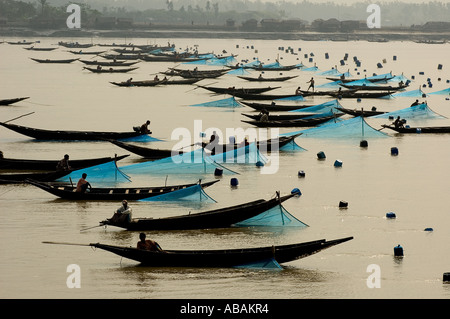 Angelboote/Fischerboote richten Sie ihre Garnelen Larven (BRJ) Netze in Shibsha Fluss, Bangladesch. Stockfoto