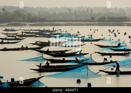 Angelboote/Fischerboote richten Sie ihre Garnelen Larven (BRJ) Netze in Shibsha Fluss, Bangladesch. Stockfoto