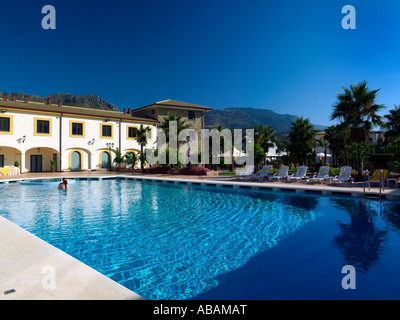 Palermo Sizilien Italien Genoardo Park Hotel Schwimmbad schwimmen Menschen Stockfoto