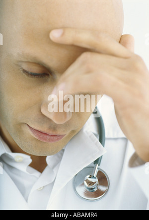 Arzt hielt Kopf und blickte Stockfoto