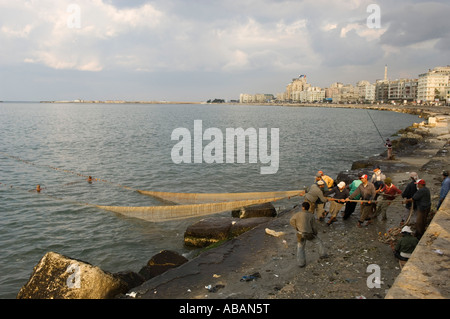 Fischer bringen in Netzen Waterfront am Mittelmeer, Alexandria, Ägypten Stockfoto