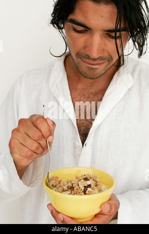 junger Mann Essen Schüssel Müsli Stockfoto