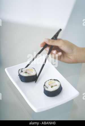 Abholung Sushi mit Stäbchen Stockfoto