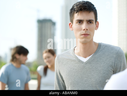 Junger Mann mit schweren Ausdruck auf College-campus Stockfoto