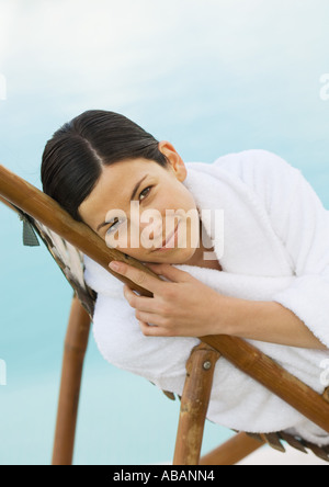Frau im Bademantel liegen im Liegestuhl Stockfoto