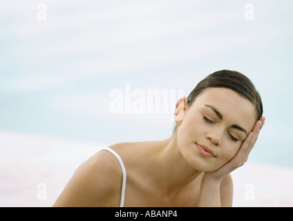 Junge Frau ruhen Kopf auf Seite Stockfoto