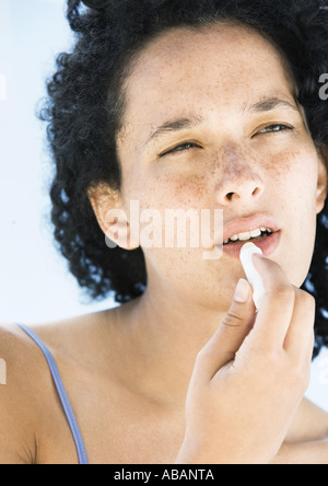 Frau Anwendung Lippenbalsam Stockfoto