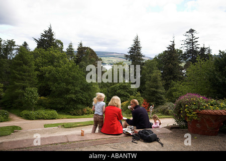 Familie mit einem Picknick, Brodick Castle erdet, Arran, Westküste von Schottland, Vereinigtes Königreich Stockfoto