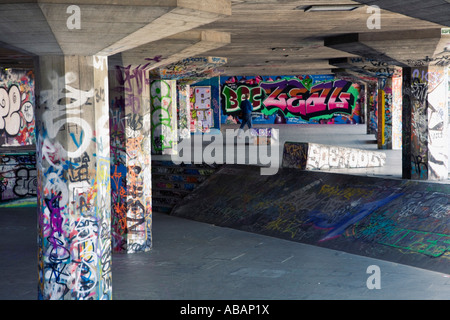 Graffiti unter der Queen Elizabeth Hall an der Southbank London England Stockfoto