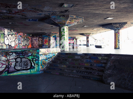 Graffiti unter der Queen Elizabeth Hall an der Southbank London England Stockfoto