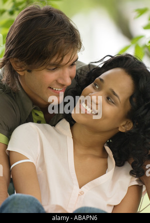 Junges Paar Lächeln einander an Stockfoto