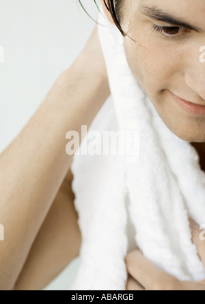 Mann mit Handtuch, beschnitten abtrocknen Stockfoto