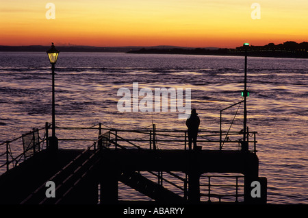 Einsamer Fischer auf Victoria Pier, Sally Port, Old Portsmouth, England, November 2005 Stockfoto