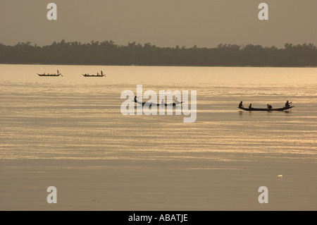 Angelboote/Fischerboote in Shibsha Fluss, Bangladesch. Stockfoto