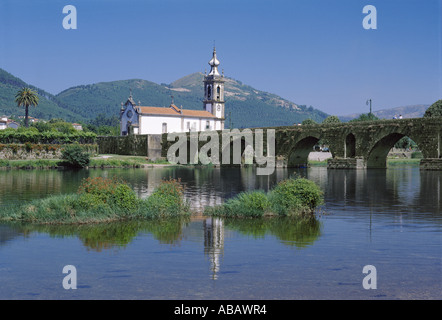 Portugal, Minho Bezirk, Ponte De Lima, die mittelalterliche Brücke, Fluss Lima und die Kirche von Santo Antonio da Torre Velha Stockfoto