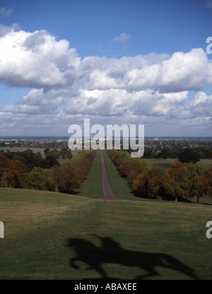 Der lange Spaziergang Windsor Great Park mit Windsor Castle in der Ferne Stockfoto