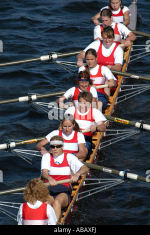 Weibliche Rudern team Rudern voraus während einer Regatta an der Moldau in Prag, Tschechische Republik, am 24. September 2006 Stockfoto