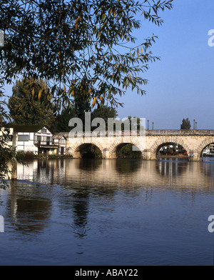 Maidenhead Straßenbrücke über den Fluss Themse Stockfoto