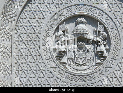 Staatliche Wappen des Königreichs Jugoslawien über dem Tor von Str. Georges Kirche in Oplenac Hill in Topola, Serbien Stockfoto