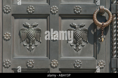 Unter der Leitung von zwei serbischen Adler auf dem Messing-Tor von Str. Georges Kirche in Oplenac Hill in Topola, Serbien Stockfoto