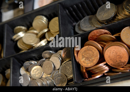 Münzen in einem Geschäft bis Stockfoto