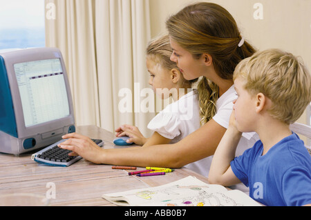 Mutter und Kinder am computer Stockfoto