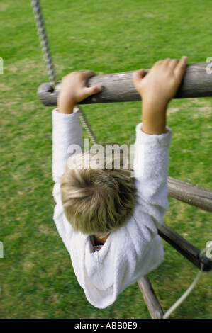 Strickleiter in Hinterhof, Sommerzeit, Seil klettern junge Stockfoto