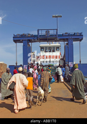 Banjul, Einheimischen immer auf Passagier-Fähre Stockfoto