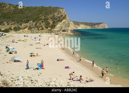 Die westliche Algarve, Boca Do Rio Strand im Sommer Stockfoto