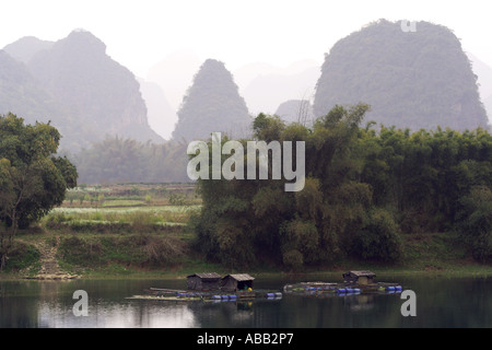 Hausboot-Flöße am Fluss Lee im Dorf Liugong, Yangshuo, Guilin Bereich, China Stockfoto