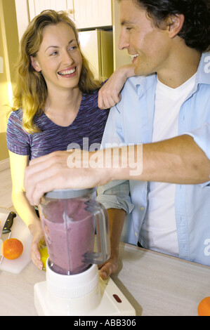 Paar in der Küche Stockfoto