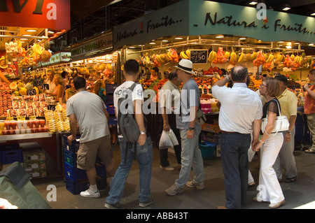 Barcelona. Las Ramblas. La Boqueria-Markt auch genannt St. Josep überfüllt mit Touristen und Shopper Obstständen sehr beliebt. Stockfoto