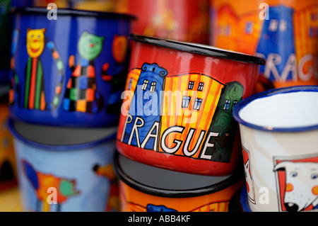 Prag, Becher für Verkauf In Tourist-Geschenk-Shop Stockfoto