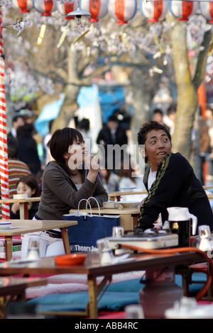 Kirschblüte-Party oder ein Hanami im Maruyama Koen Park, Kyoto, Japan Stockfoto