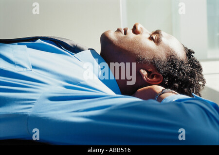 Geschäftsmann entspannend Stockfoto