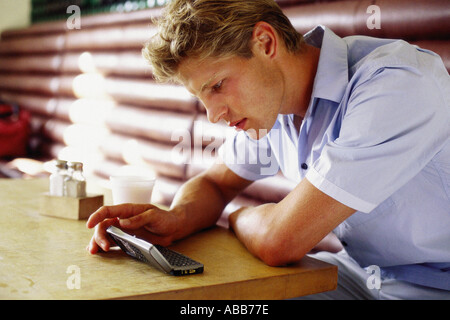 Mann mit personal Organizer im café Stockfoto