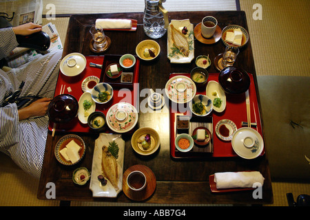 Traditionelle japanische Inn oder Ryokan, eine aufwendige Mahlzeit in einem Gästezimmer, Kyoto, Japan Stockfoto