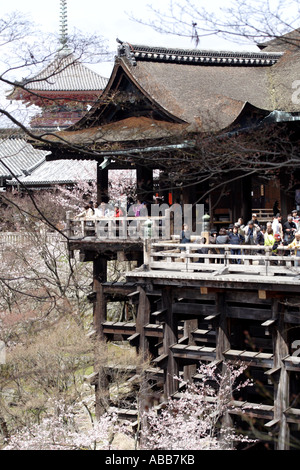 Pagode bedeckt mit Besuchern in der Kiyomizudera-Tempel-Komplex in Kyoto Japan während der Kirschblüte Stockfoto