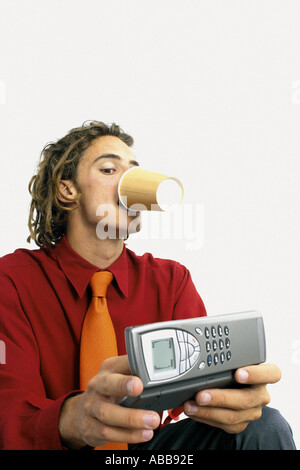 Geschäftsmann, trinken Kaffee und mit Handy Stockfoto