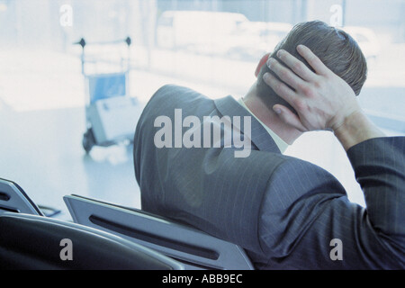 Geschäftsmann in der Flughafen-lounge Stockfoto